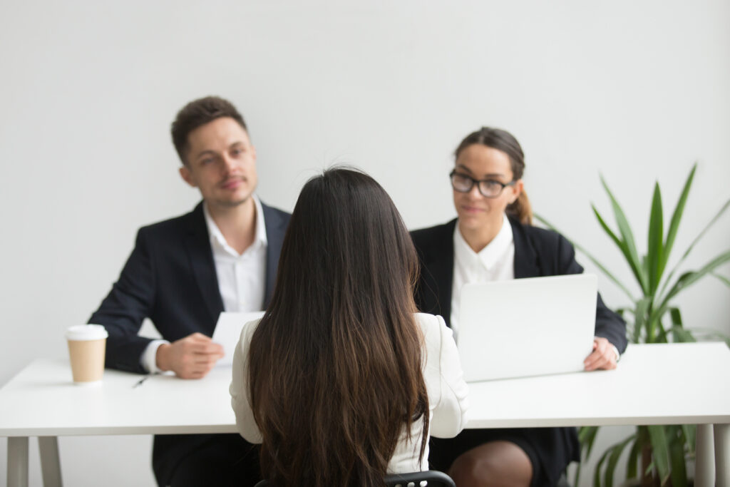 duas muheres e um homem a conversar profissionalmente