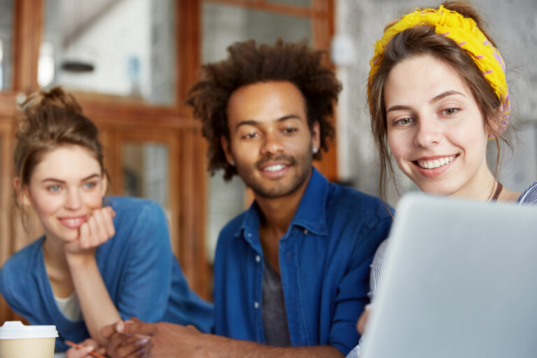 Colegas da Gen Z a trabalhar juntos