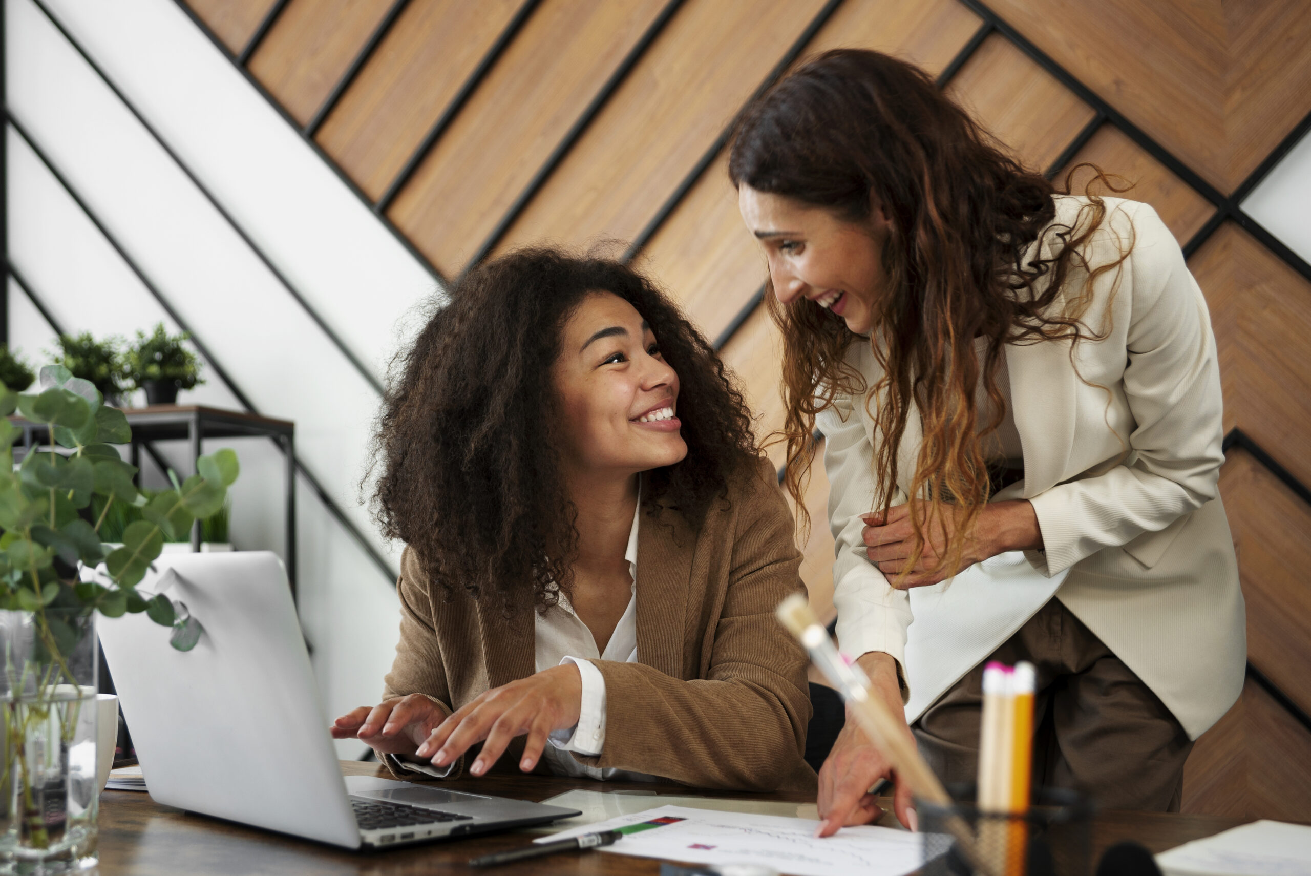 duas mulheres a trabalhar num computador
