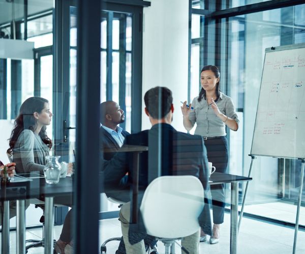 Team in vergaderruimte dat bespreekt hoe zij een workforce die met je bedrijf meegroeit opbouwen.